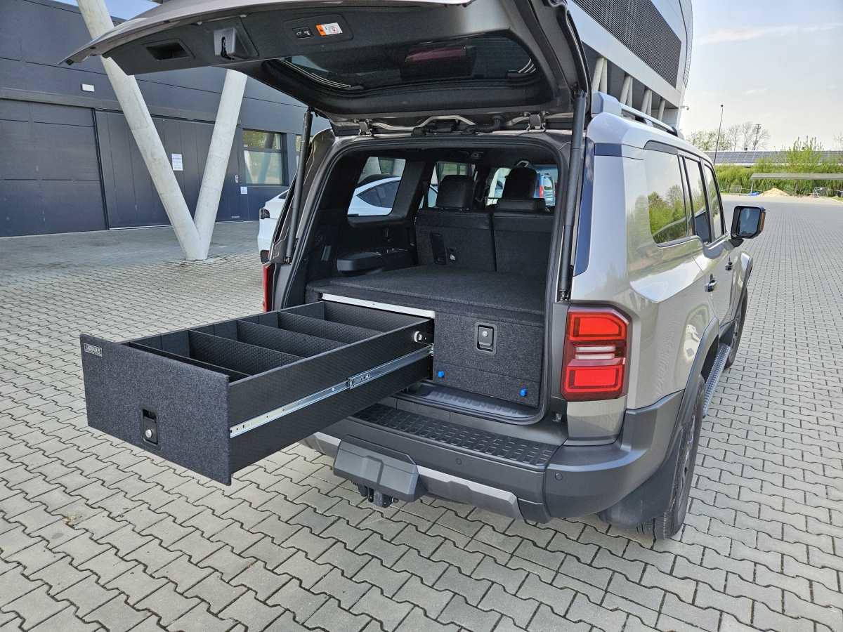 Zabudowa wyprawowa Toyota Land Cruiser 250 ze stołem i blatem