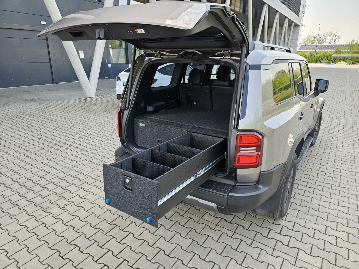 Zabudowa wyprawowa Toyota Land Cruiser 250 ze stołem i blatem