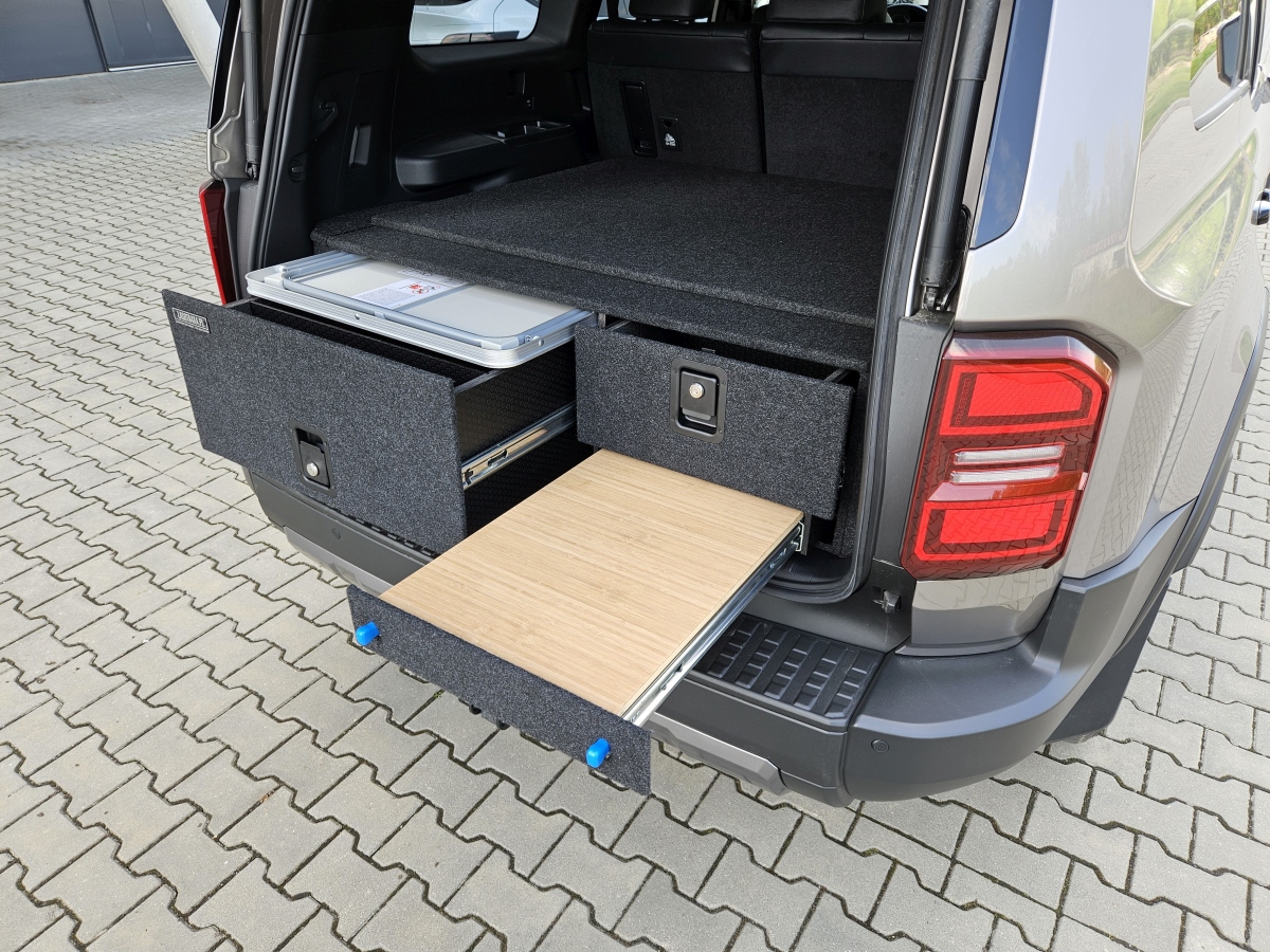 Zabudowa wyprawowa Toyota Land Cruiser 250 ze stołem i blatem